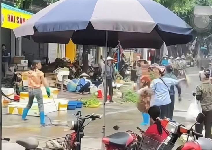 Khởi tố người phụ nữ dùng vòi rửa xe cao áp xịt vào chảy mắt bà bán rau - Ảnh 2.