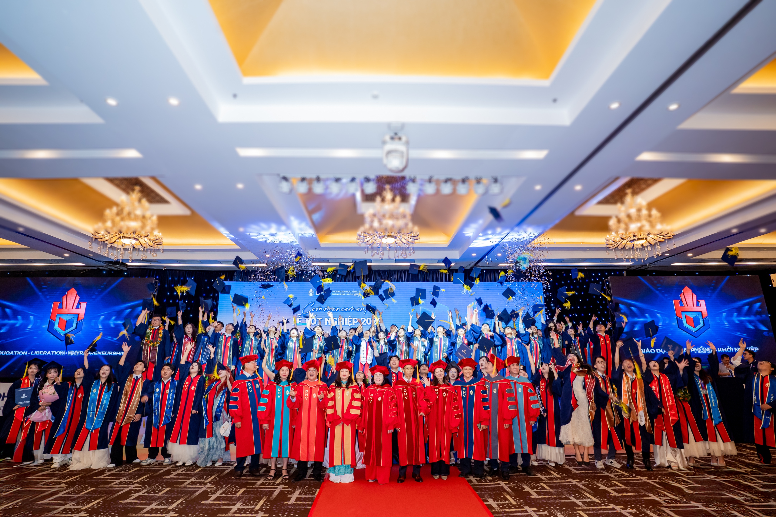 Đại học H&ugrave;ng Vương TP HCM trao bằng cho 243 t&acirc;n thạc sĩ v&agrave; t&acirc;n cử nh&acirc;n - Ảnh 6.