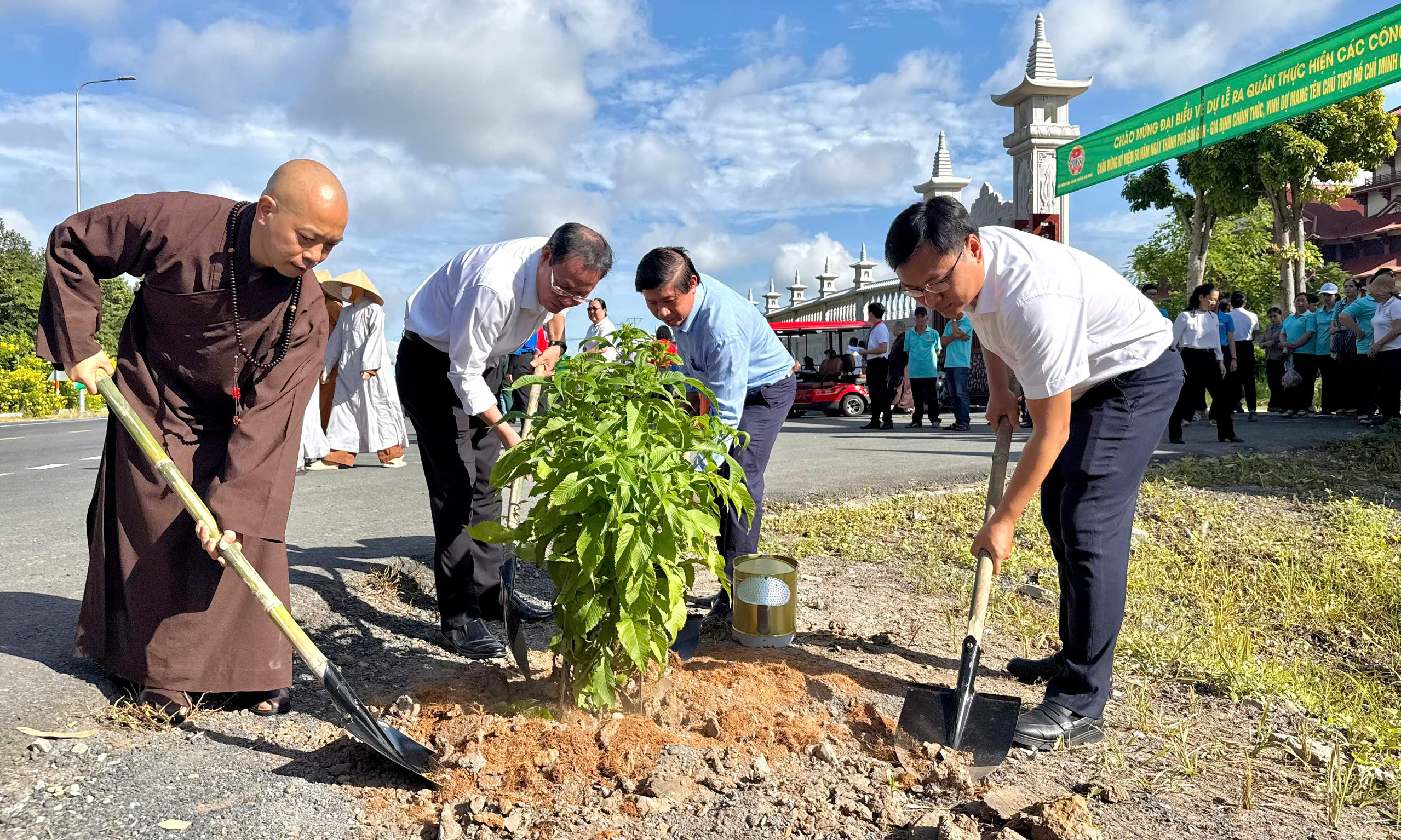 Xã Bình Lợi, TPHCM: Ra mắt công trình tuyến đường hoa kiểu mẫu gắn với chuyển đổi số - Ảnh 6.