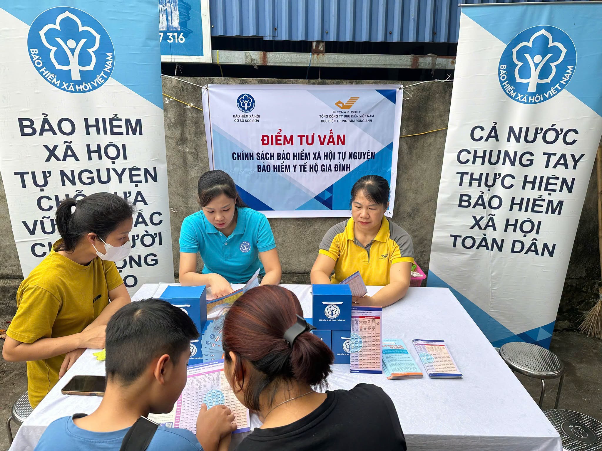 Đưa điểm tư vấn chính sách BHYT đến khu dân cư - Ảnh 2.