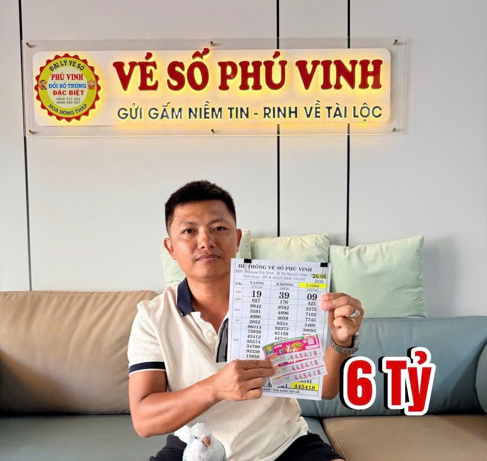 Trúng độc đắc xổ số miền Nam, người đàn ông đưa cả nhà đi đổi thưởng - Ảnh 2.