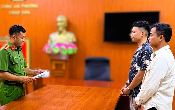 Bắt thanh niên trêu ghẹo, tát cô gái trẻ trước quán karaoke - Ảnh 1.