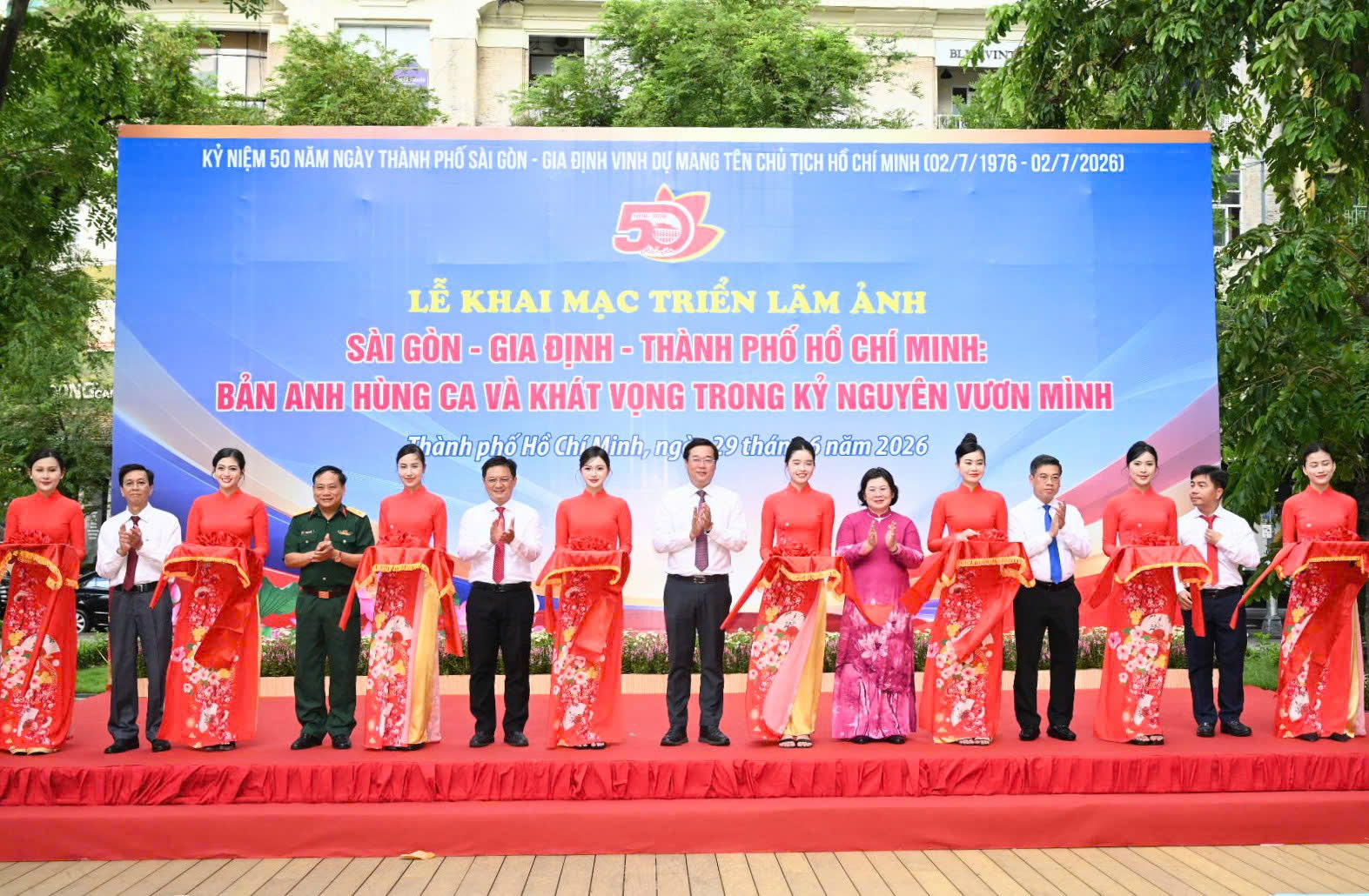Giới thiệu gần 200 ảnh, tư liệu về 50 năm TPHCM mang tên Bác - Ảnh 1.