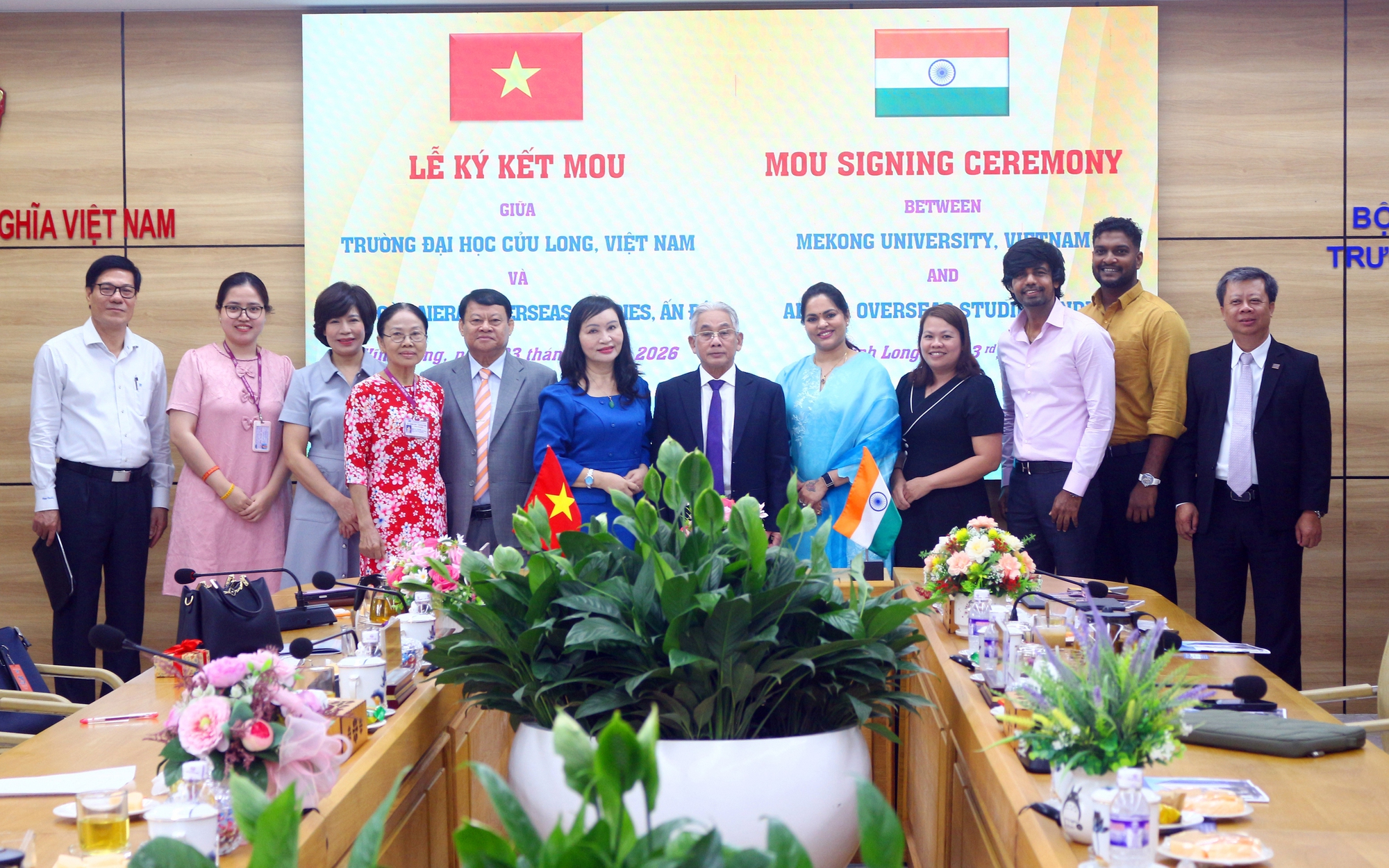 Trường Đại học Cửu Long làm việc với Bộ Công nghệ và Truyền thông Lào - Ảnh 2.
