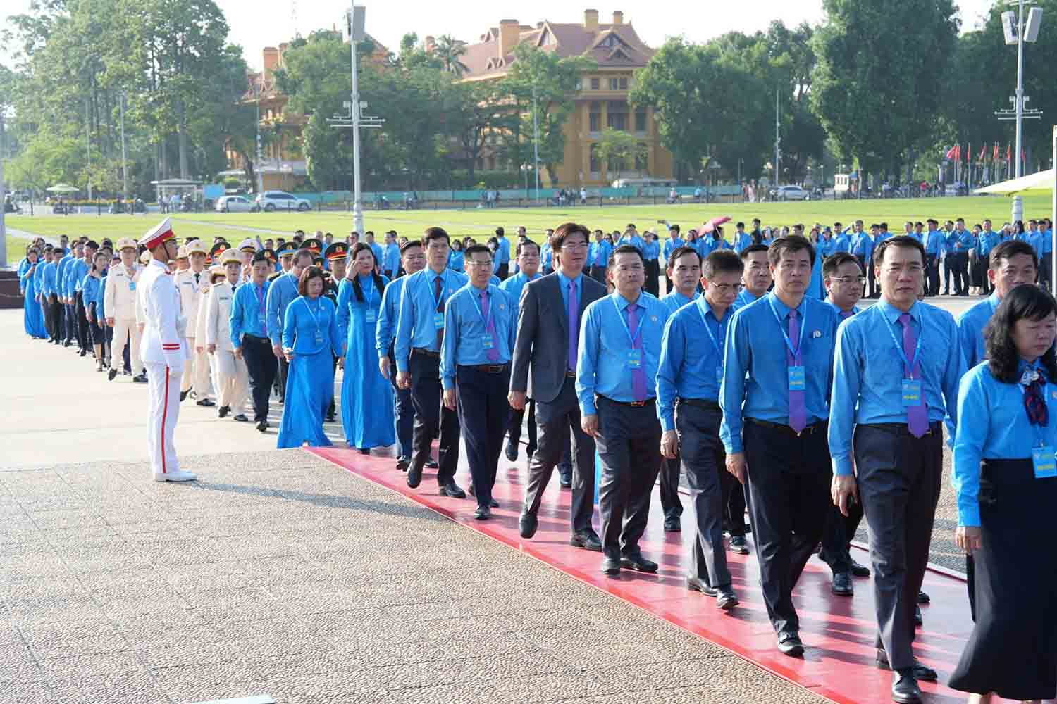 Đoàn đại biểu dự Đại hội XIV Công đoàn Việt Nam vào Lăng viếng Chủ tịch Hồ Chí Minh - Ảnh 2.