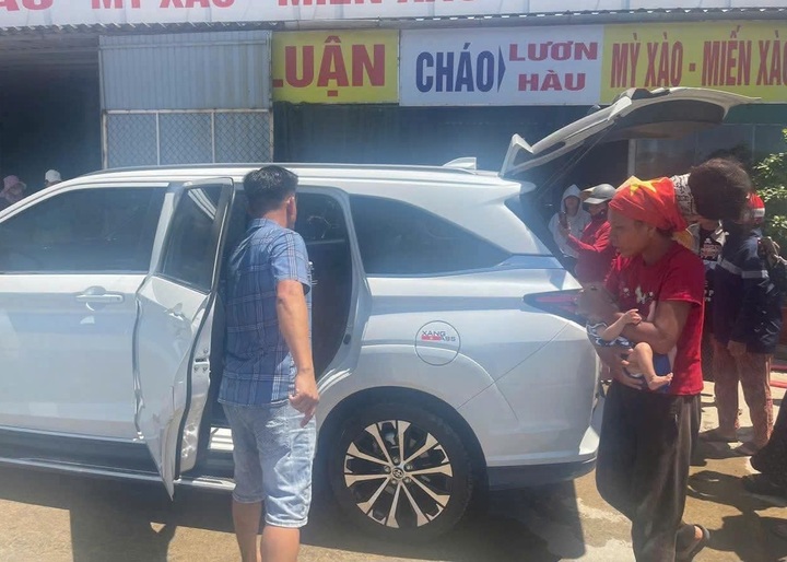Người mẹ đưa 2 con nhỏ đi bộ qua miền Trung dưới nắng nóng trên 40 độ C - Ảnh 2. Người mẹ đưa 2 con nhỏ đi bộ qua miền Trung dưới nắng nóng trên 40 độ C - Ảnh 2.