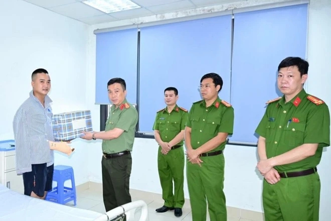 Khen thưởng thanh niên dũng cảm khống chế đối tượng dùng dao tấn công phụ nữ - Ảnh 2.