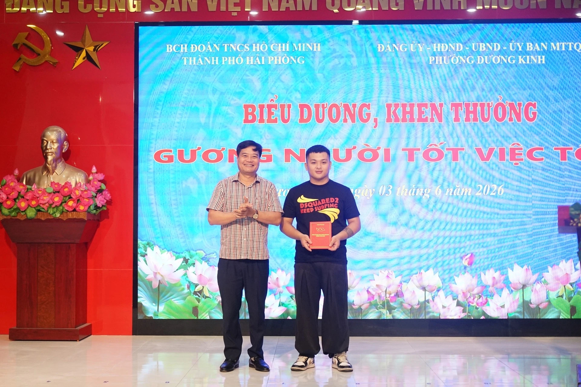 Khen thưởng thanh niên dũng cảm khống chế đối tượng dùng dao tấn công phụ nữ - Ảnh 1.