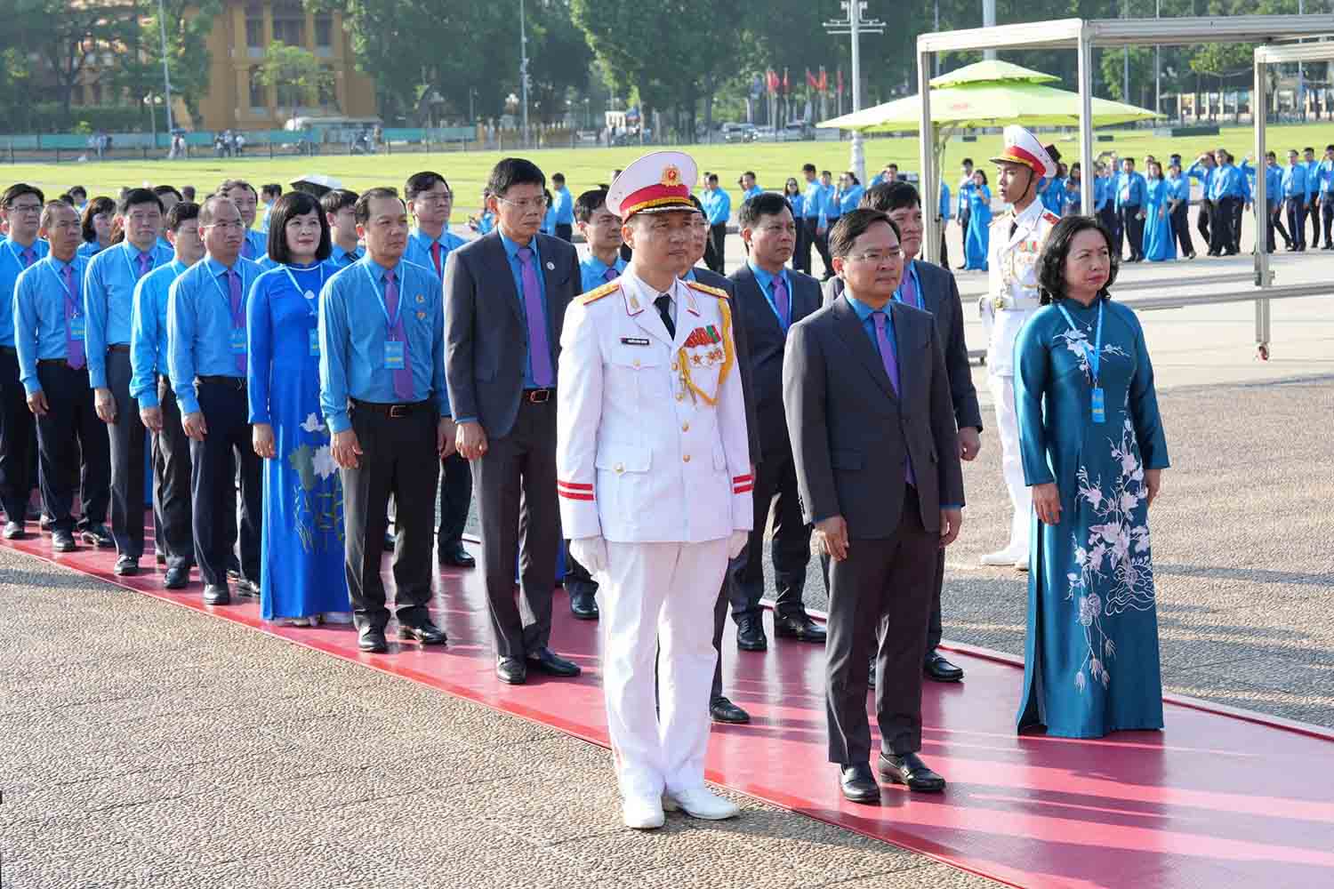 Đoàn đại biểu dự Đại hội XIV Công đoàn Việt Nam vào Lăng viếng Chủ tịch Hồ Chí Minh - Ảnh 1.