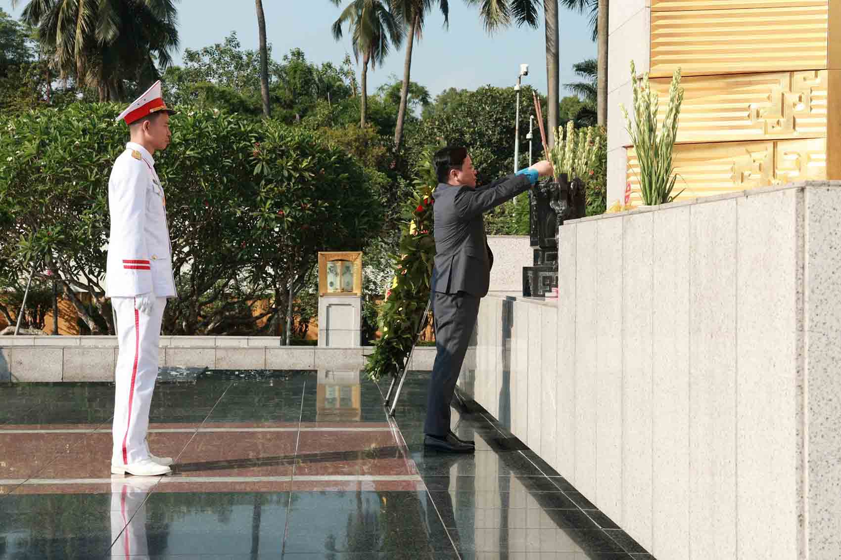 Đoàn đại biểu dự Đại hội XIV Công đoàn Việt Nam vào Lăng viếng Chủ tịch Hồ Chí Minh - Ảnh 4.