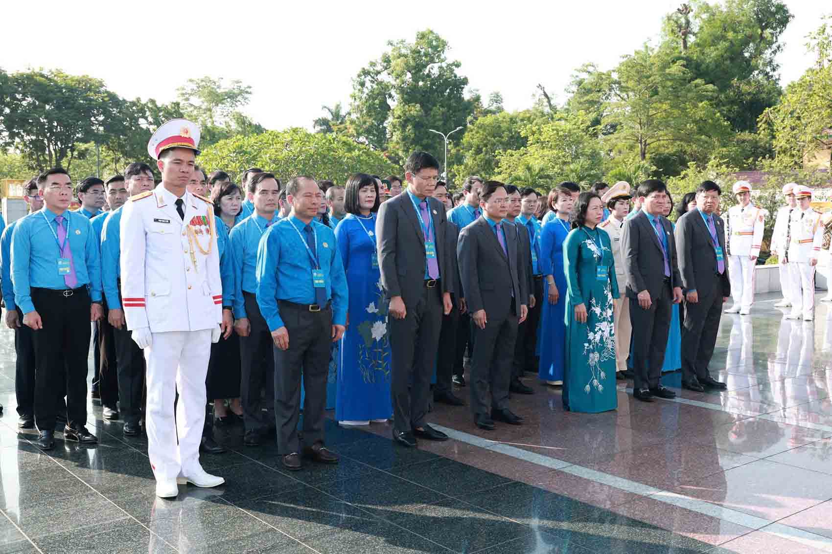 Đoàn đại biểu dự Đại hội XIV Công đoàn Việt Nam vào Lăng viếng Chủ tịch Hồ Chí Minh - Ảnh 3.