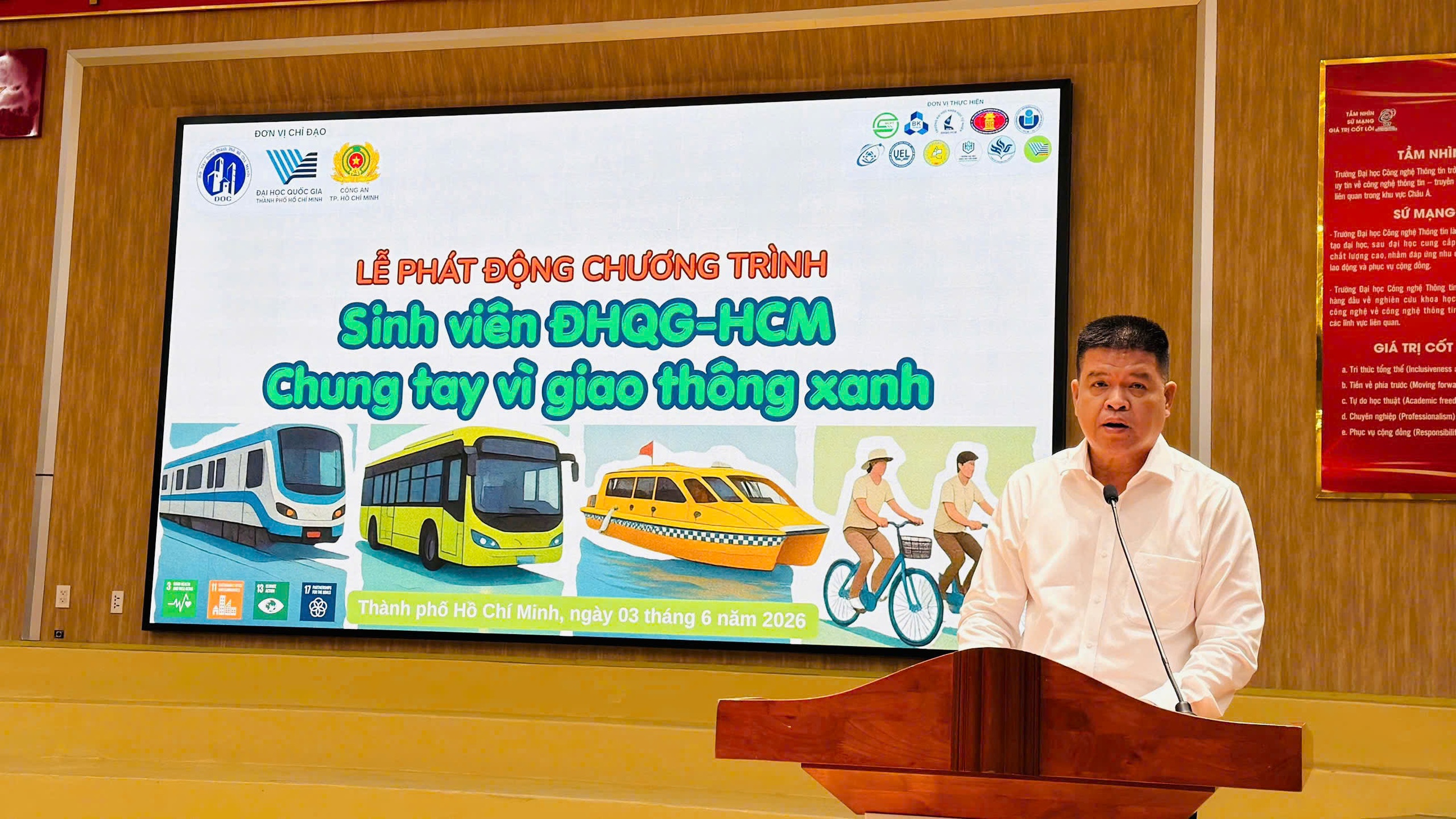 ĐHQG TPHCM khuyến khích sinh viên đi buýt, metro, giảm xe cá nhân - Ảnh 2.