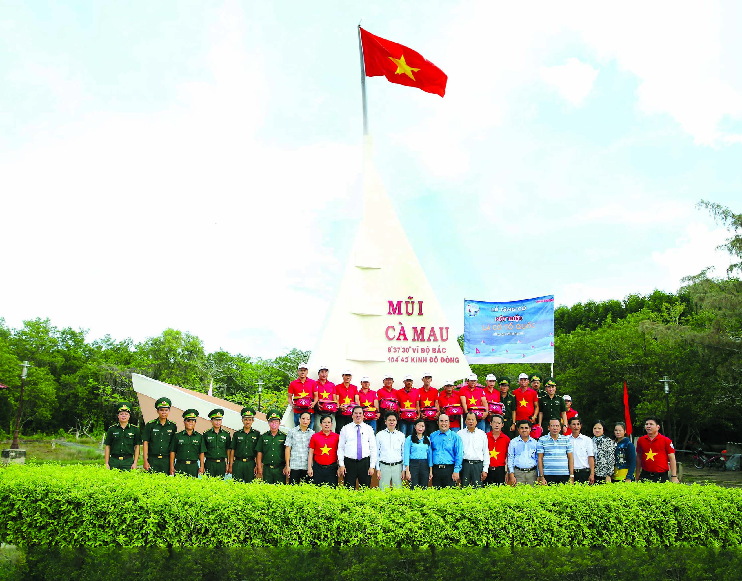 Tự hào cờ Tổ quốc: Lễ chào cờ ý nghĩa tại các điểm cực của Tổ quốc 2026 - Ảnh 12.