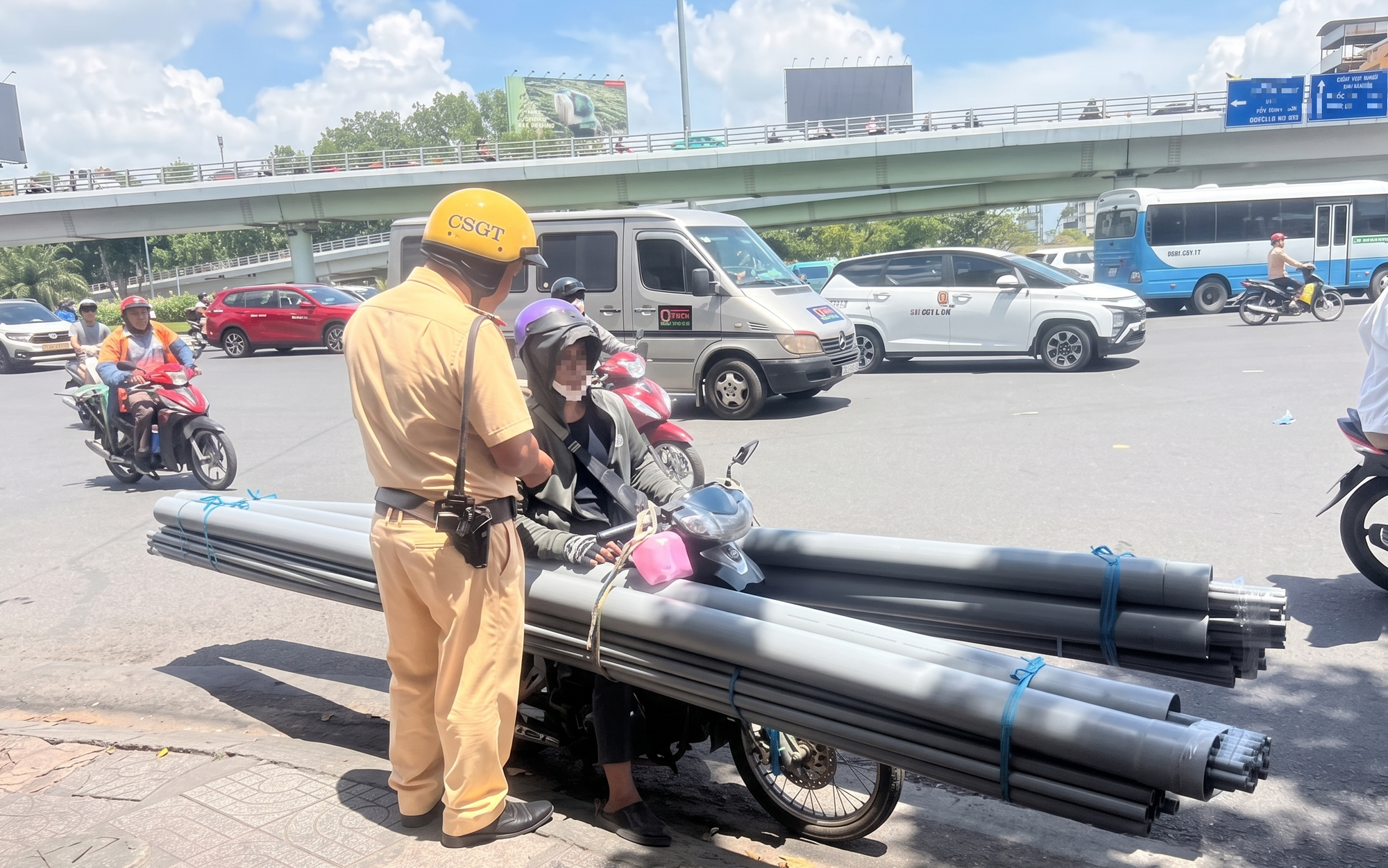 Tai nạn giao thông TPHCM: Thai phụ 25 tuổi tử vong thương tâm trên đường Nguyễn Văn Linh - Ảnh 2. Tai nạn giao thông TPHCM: Thai phụ 25 tuổi tử vong thương tâm trên đường Nguyễn Văn Linh - Ảnh 2.