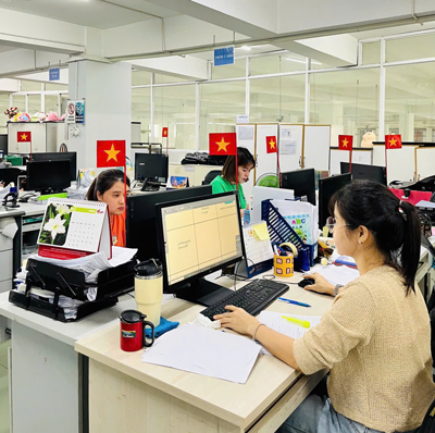 Cờ Tổ quốc tung bay trong khu công nghiệp, nhà xưởng - Ảnh 1.