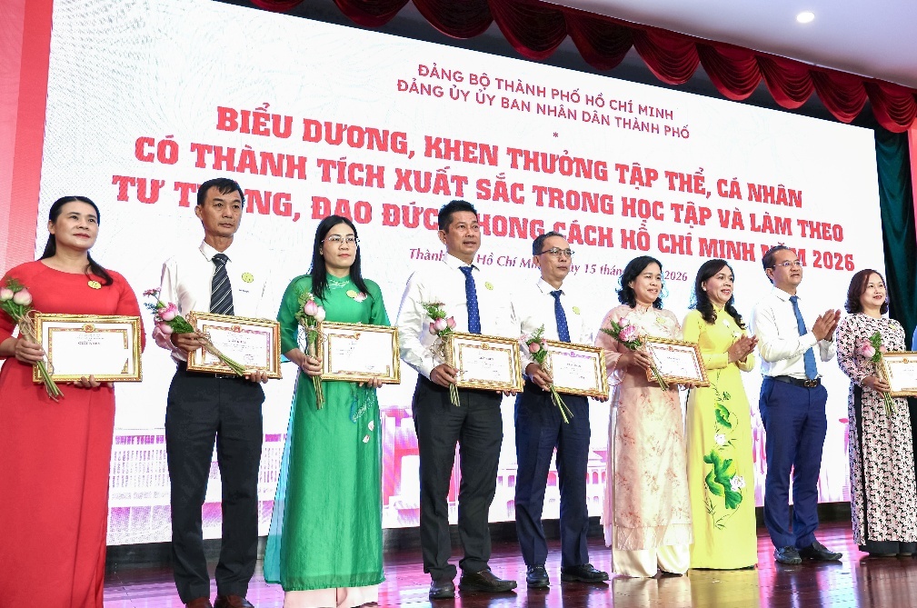 Lan tỏa tinh thần phục vụ từ ngành nước thành phố - Ảnh 1.