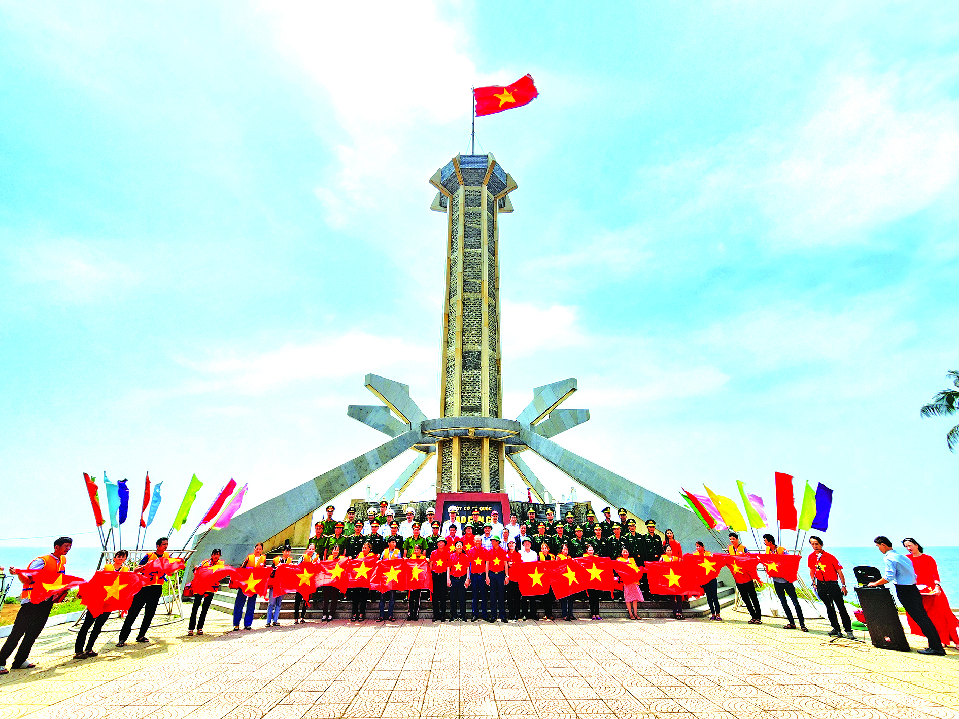 Tự hào cờ Tổ quốc: Lễ chào cờ ý nghĩa tại các điểm cực của Tổ quốc 2026 - Ảnh 6.