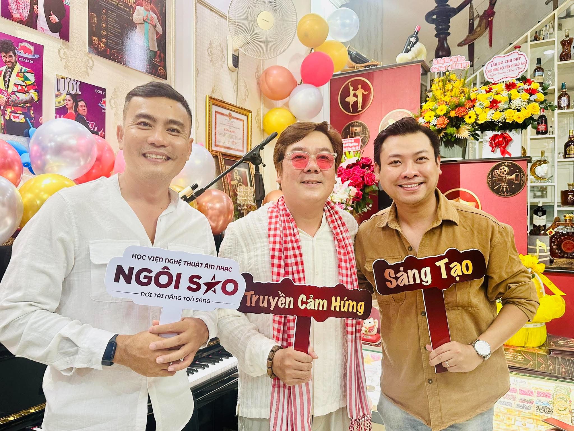 Đạo diễn Chánh Trực khánh thành Học viện Nghệ thuật Âm nhạc Ngôi sao - Ảnh 1.
