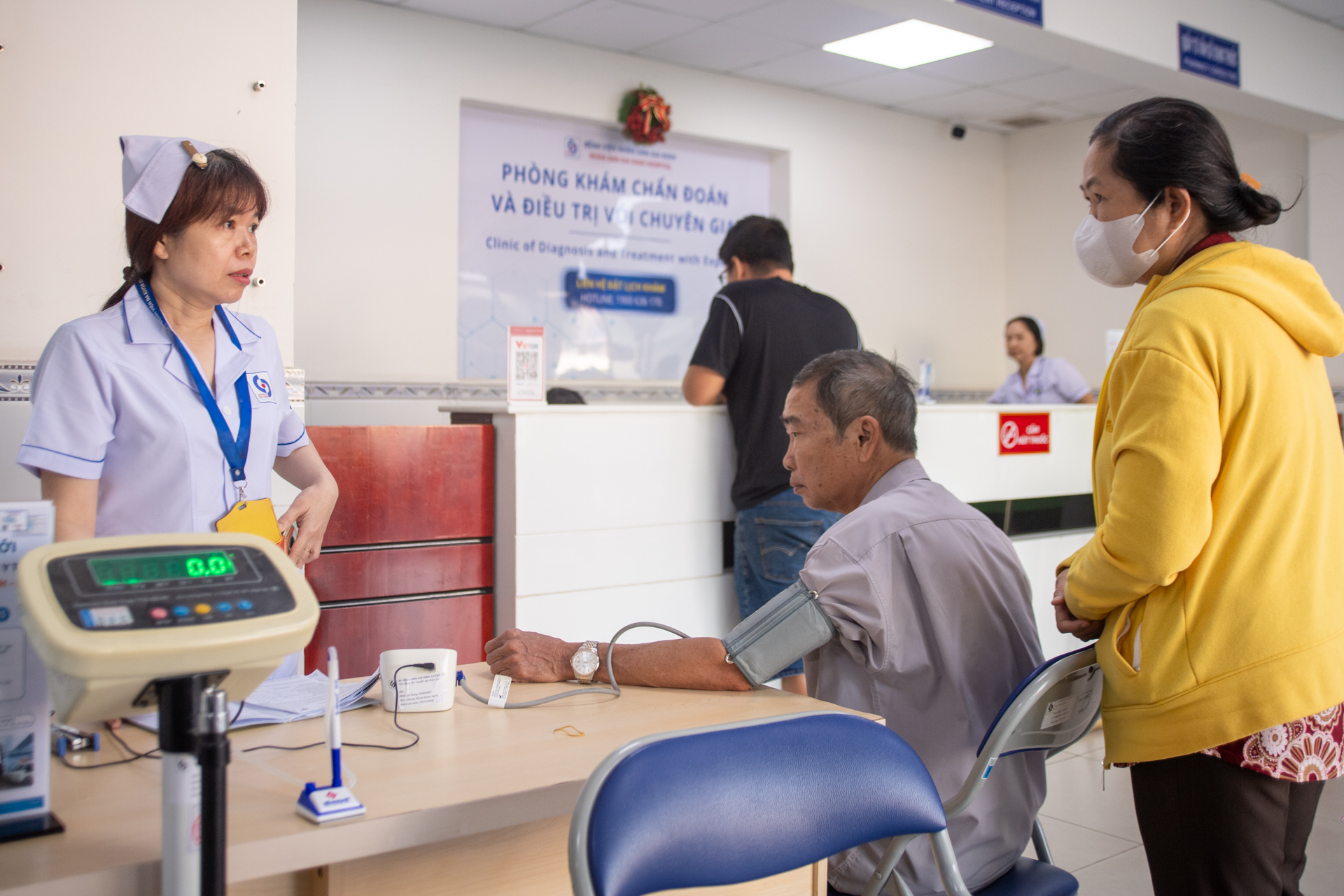 Khám chữa bệnh ngày nghỉ có được hưởng BHYT? - Ảnh 1.