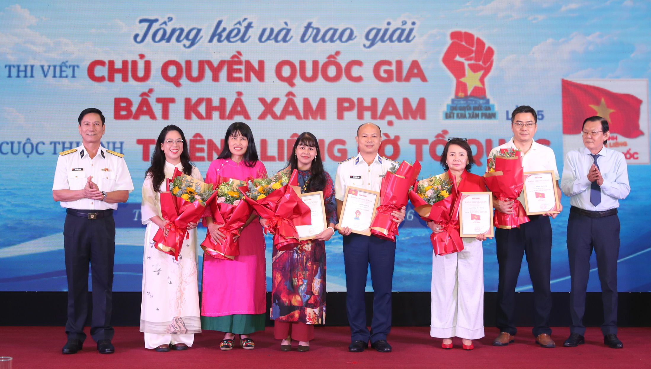 Toàn cảnh Lễ kỷ niệm 7 năm chương trình Tự hào cờ Tổ quốc - Ảnh 27.