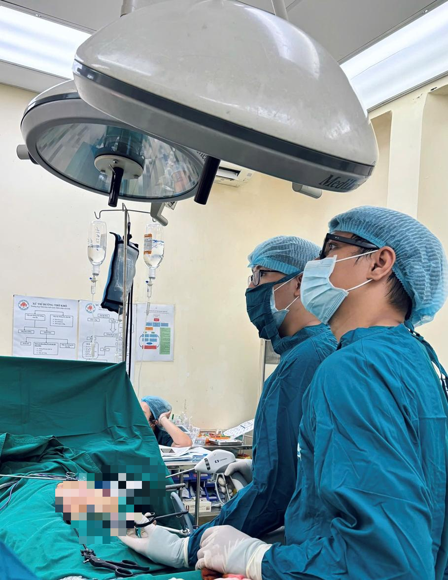 Đi tiểu ra máu tươi, người đàn ông được chẩn đoán bị ung thư thận - Ảnh 1.