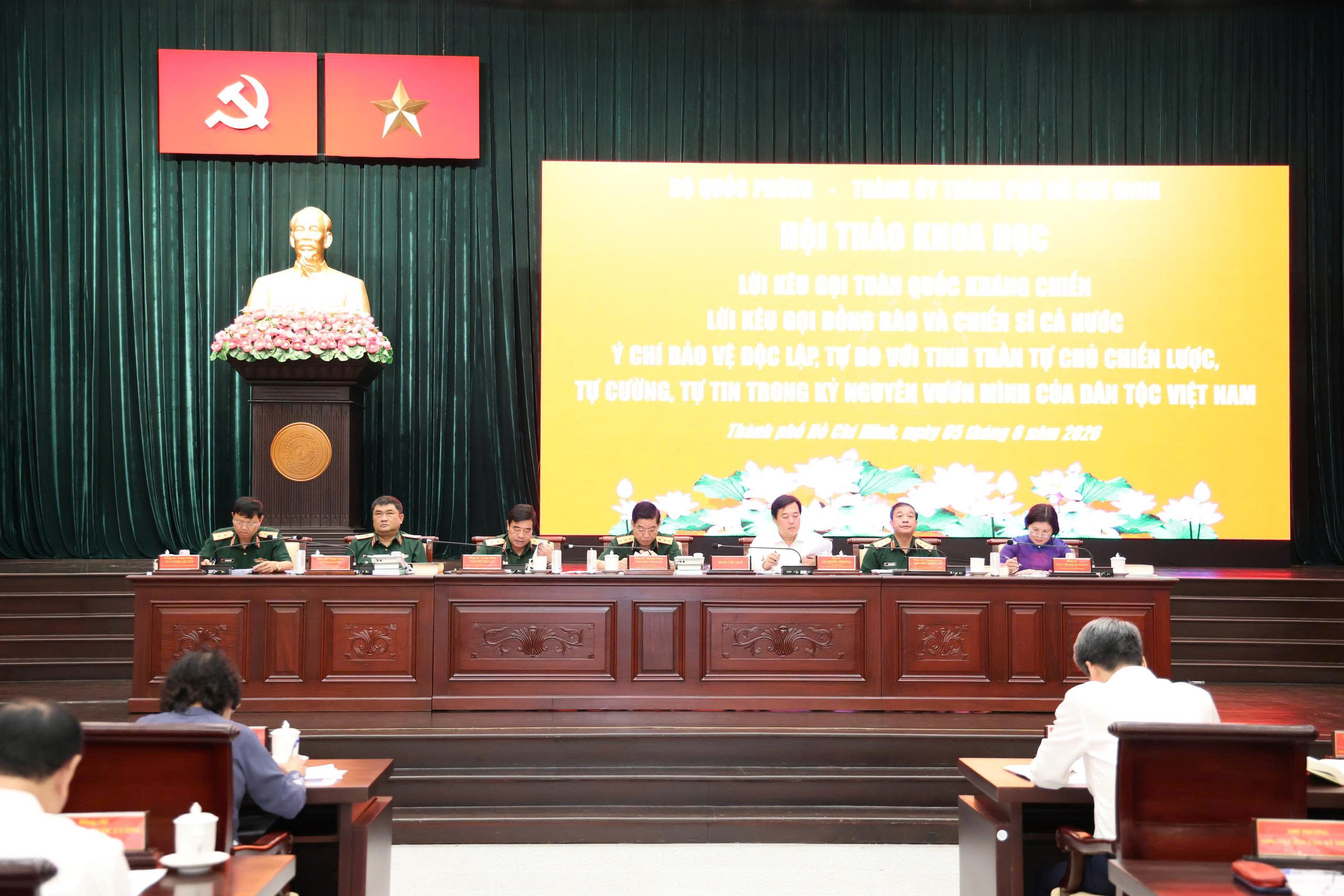 Làm sáng rõ giá trị thời đại của 2 lời kêu gọi lịch sử của Chủ tịch Hồ Chí Minh - Ảnh 1.