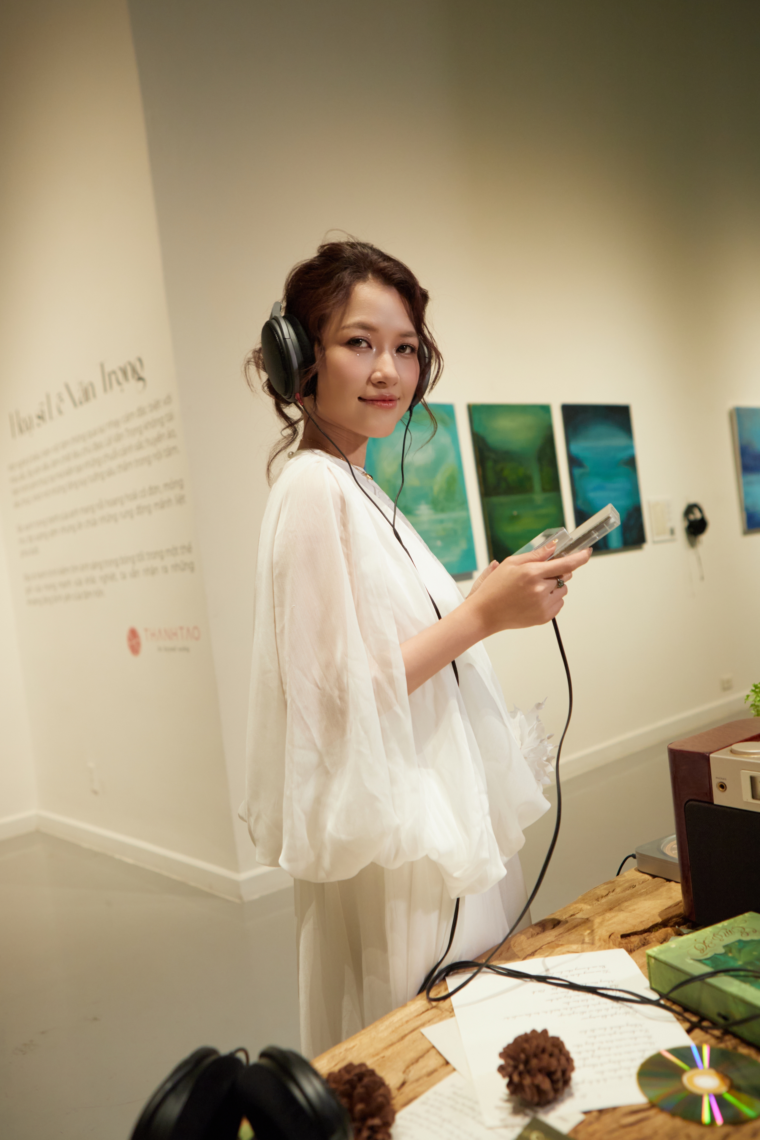 Võ Lê Vy kết hợp âm nhạc và tranh vẽ: 'Hội họa luôn hiện hữu như một cái duyên'  - Ảnh 2.