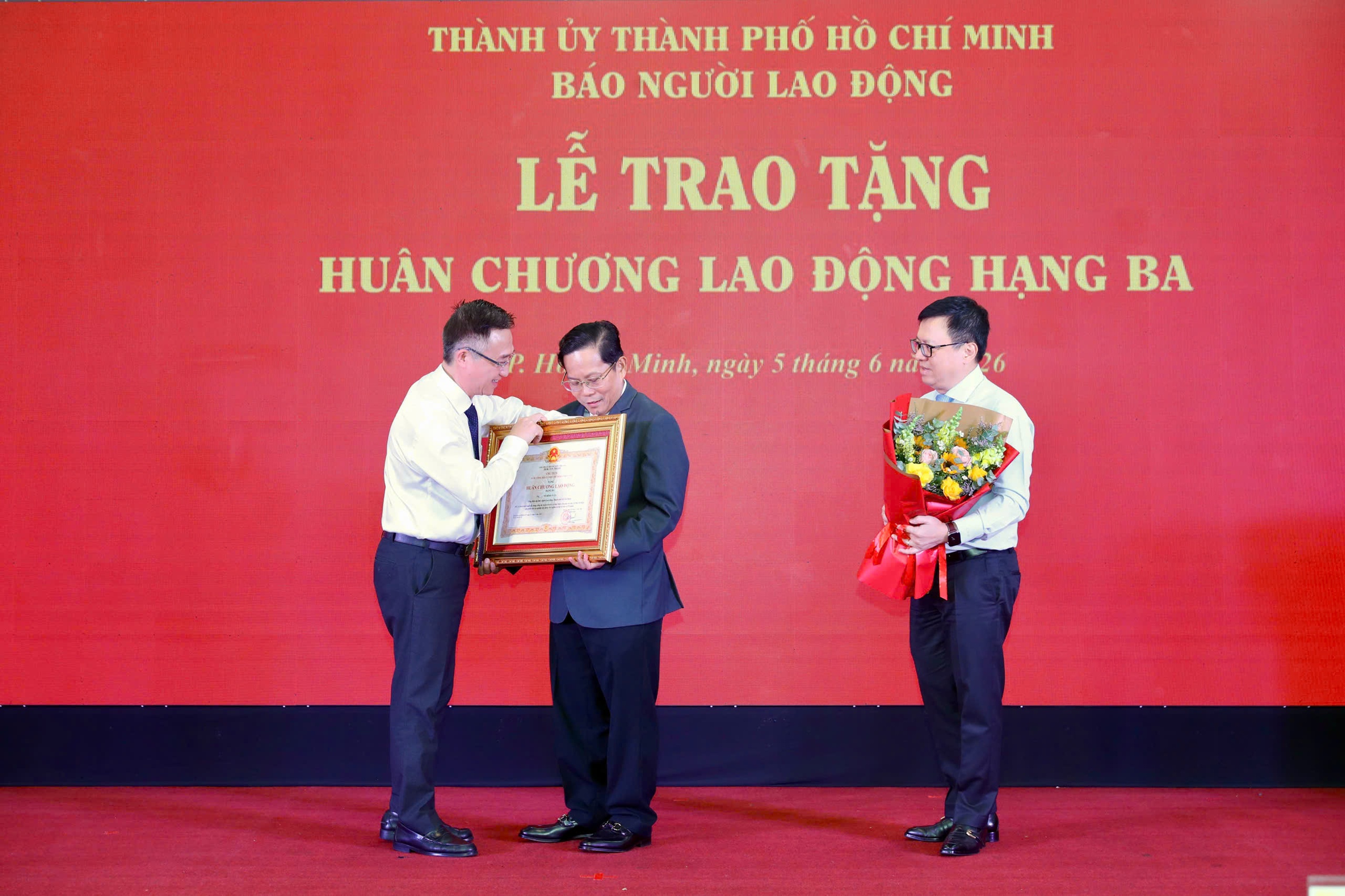 Nhà báo Tô Đình Tuân vinh dự nhận Huân chương Lao động hạng Ba - Ảnh 1.