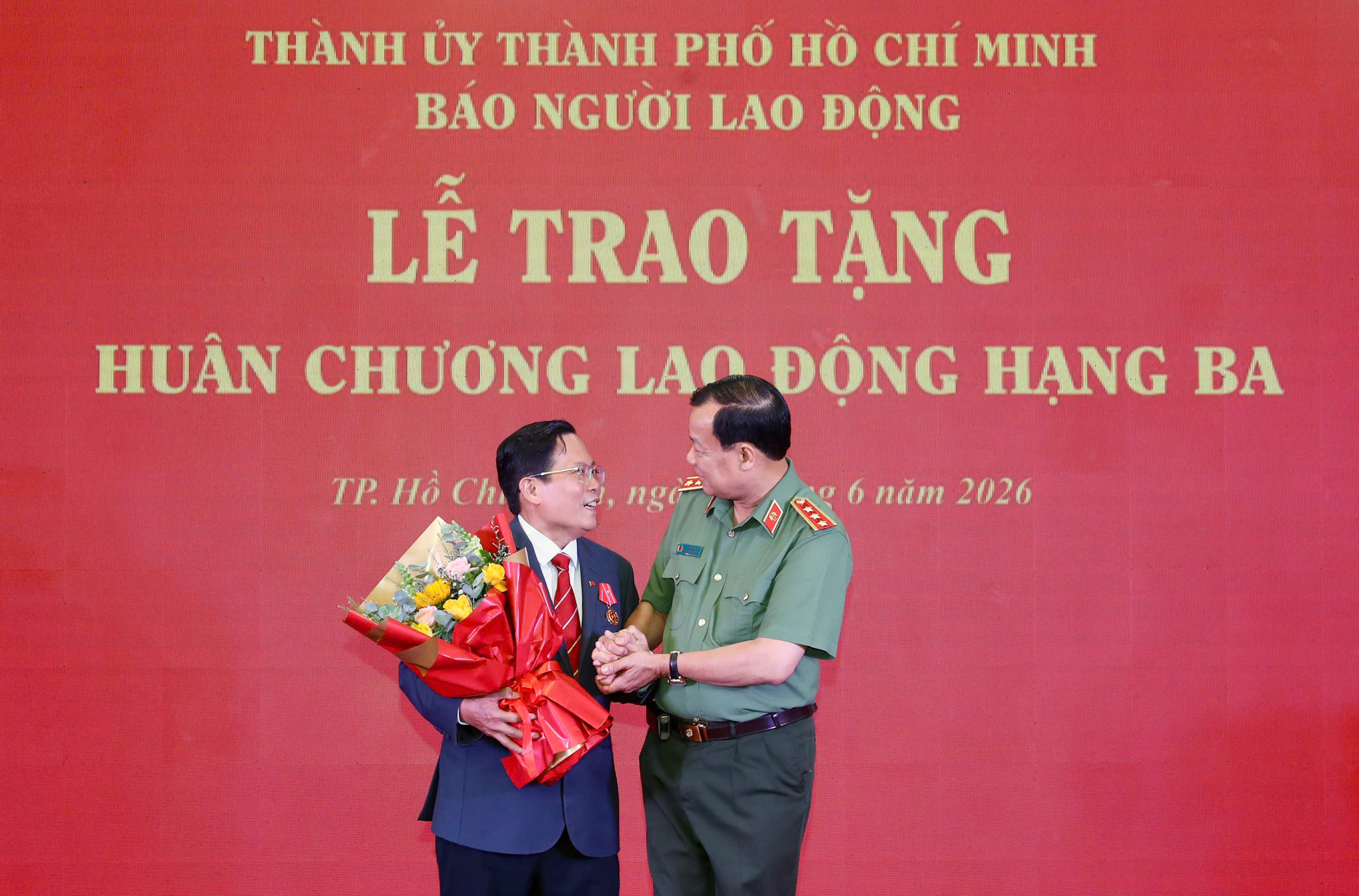 Nhà báo Tô Đình Tuân vinh dự nhận Huân chương Lao động hạng Ba - Ảnh 3.