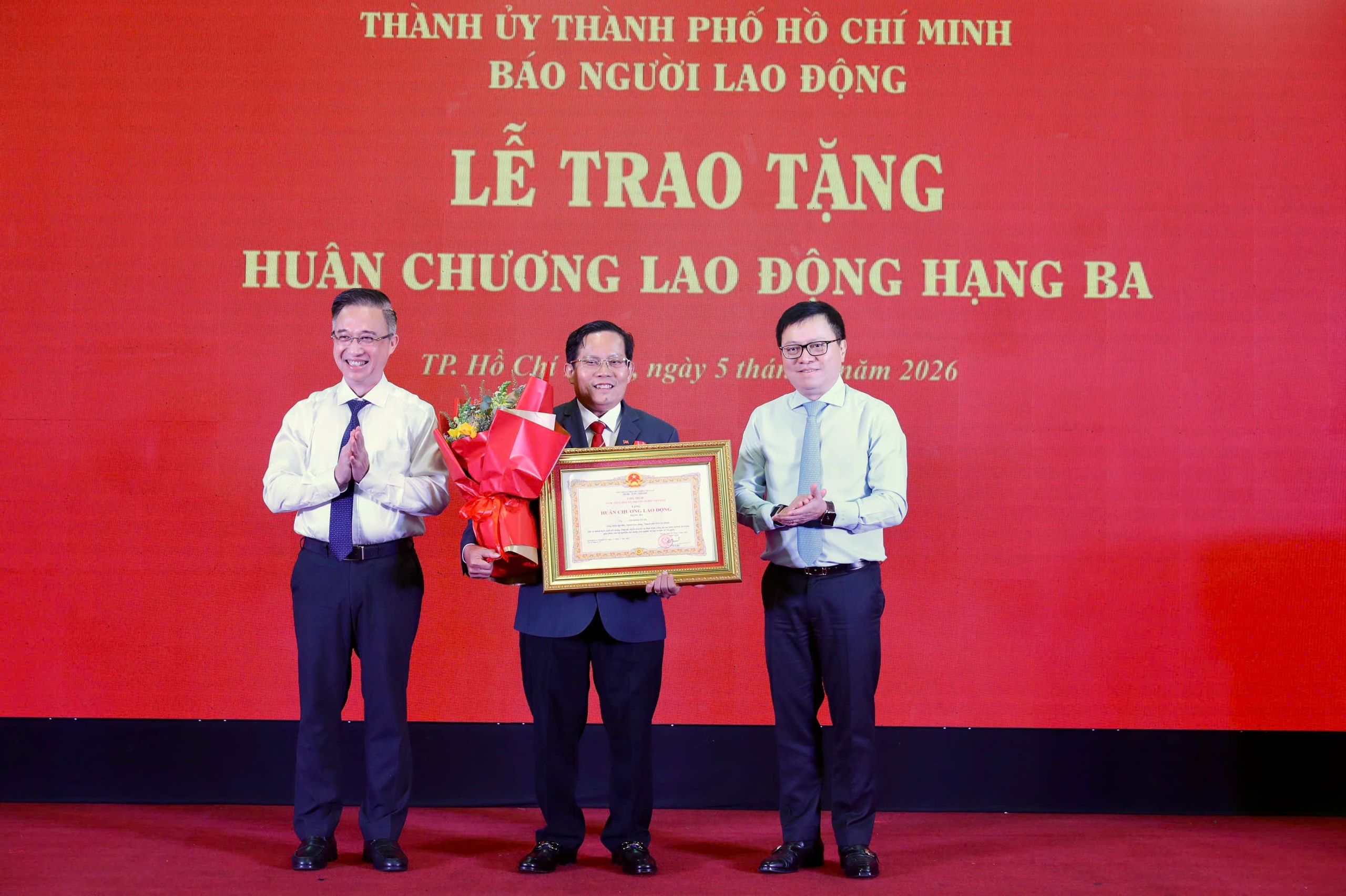 Nhà báo Tô Đình Tuân vinh dự nhận Huân chương Lao động hạng Ba - Ảnh 2.