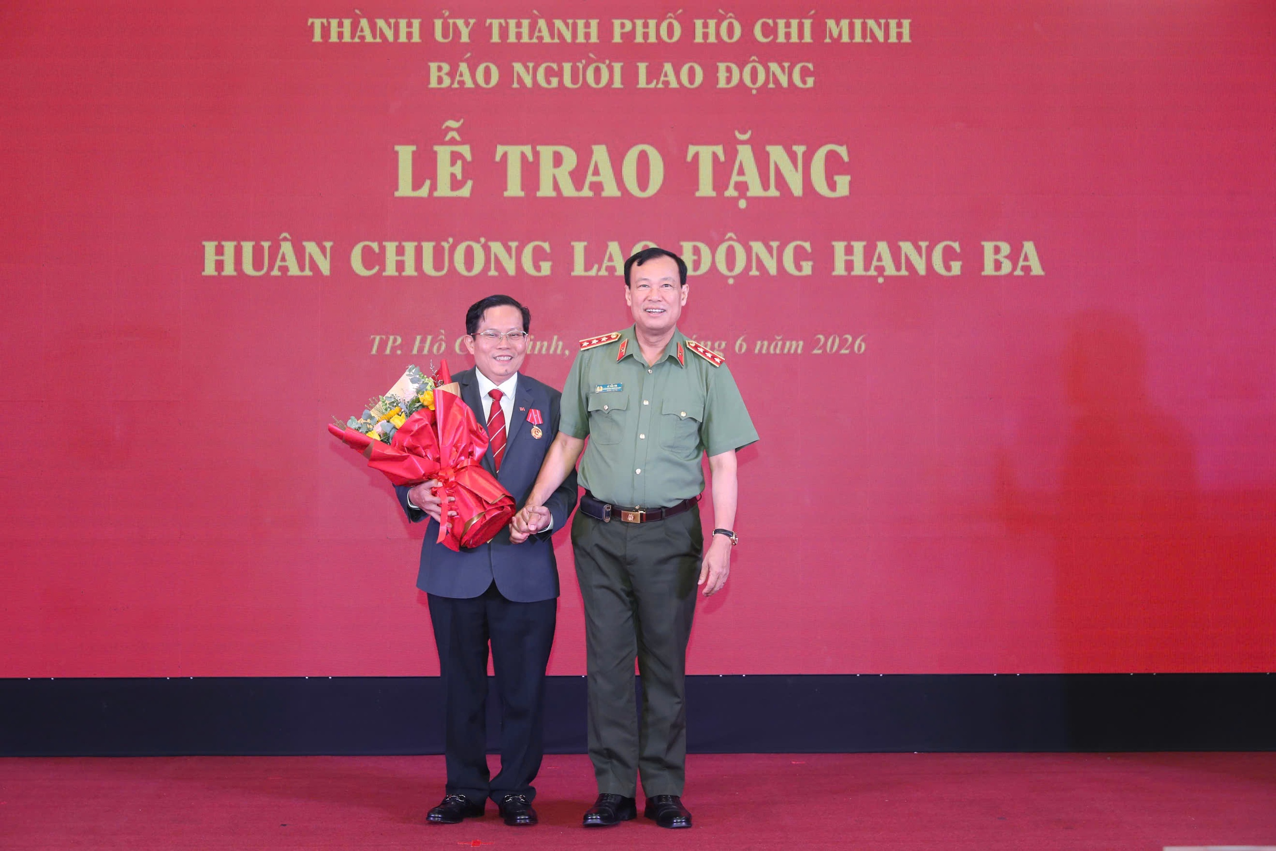Nhà báo Tô Đình Tuân vinh dự nhận Huân chương Lao động hạng Ba - Ảnh 4.