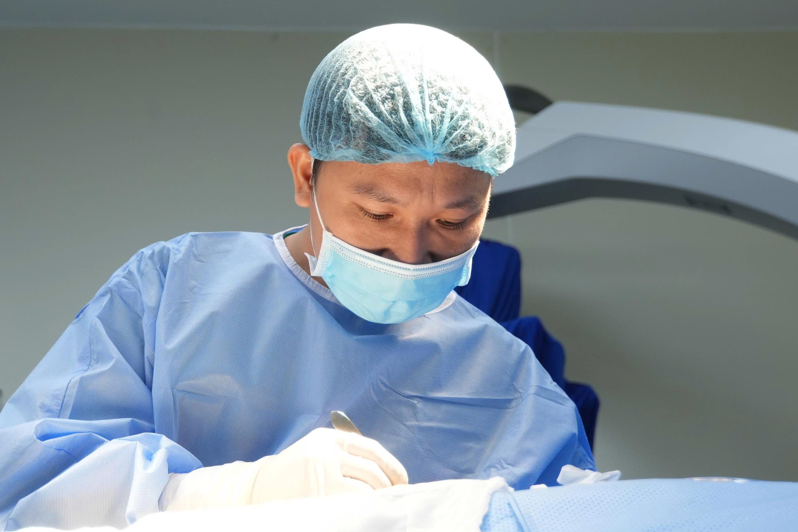 Tưởng “nháy mắt vô hại”, ngờ đâu là cuộc xung đột giữa mạch máu và dây thần kinh - Ảnh 1.