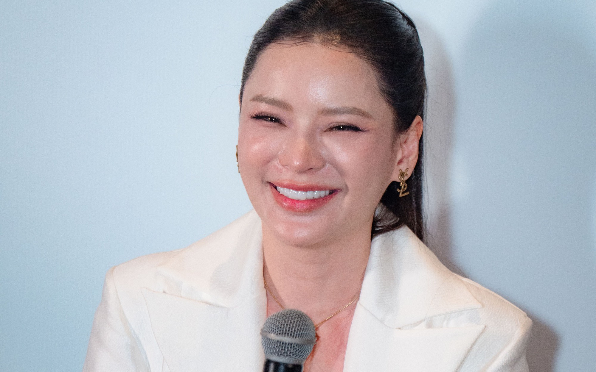 Diễn viên Nguyễn Công Nương biến hóa rạng rỡ trên thảm đỏ ra mắt "Lầu Chú Hỏa" - Ảnh 2.