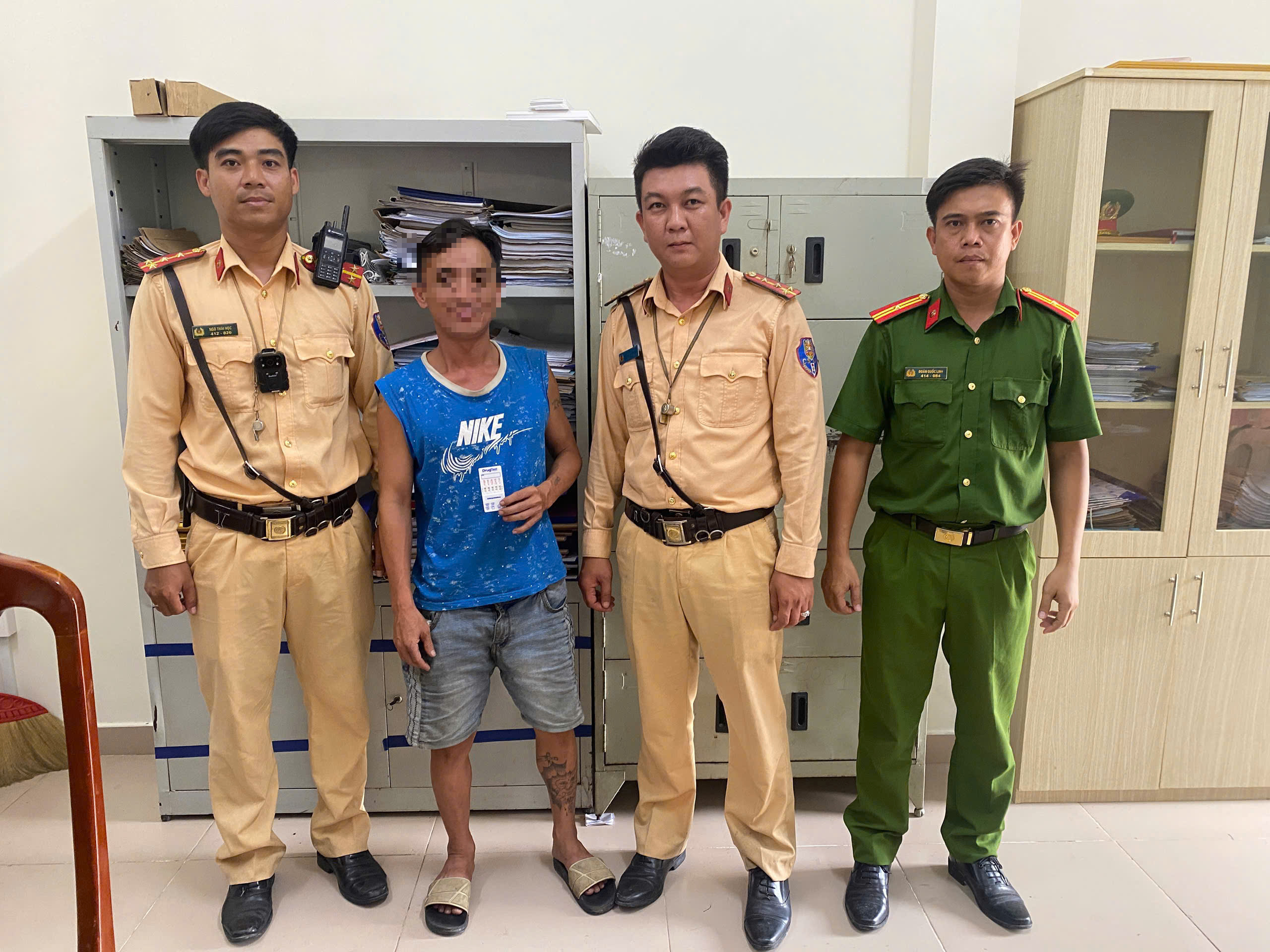 CSGT Tây Ninh phát hiện 3 tài xế đầu kéo dương tính với ma túy tại cửa khẩu Mộc Bài - Ảnh 1.