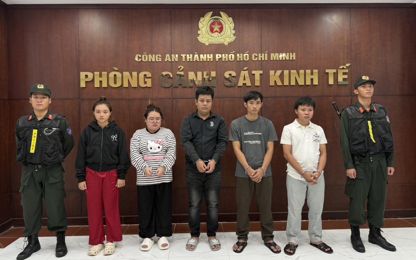 Công an TPHCM khởi tố chủ sở hữu thương hiệu vải áo dài Đất Lành - Ảnh 11.