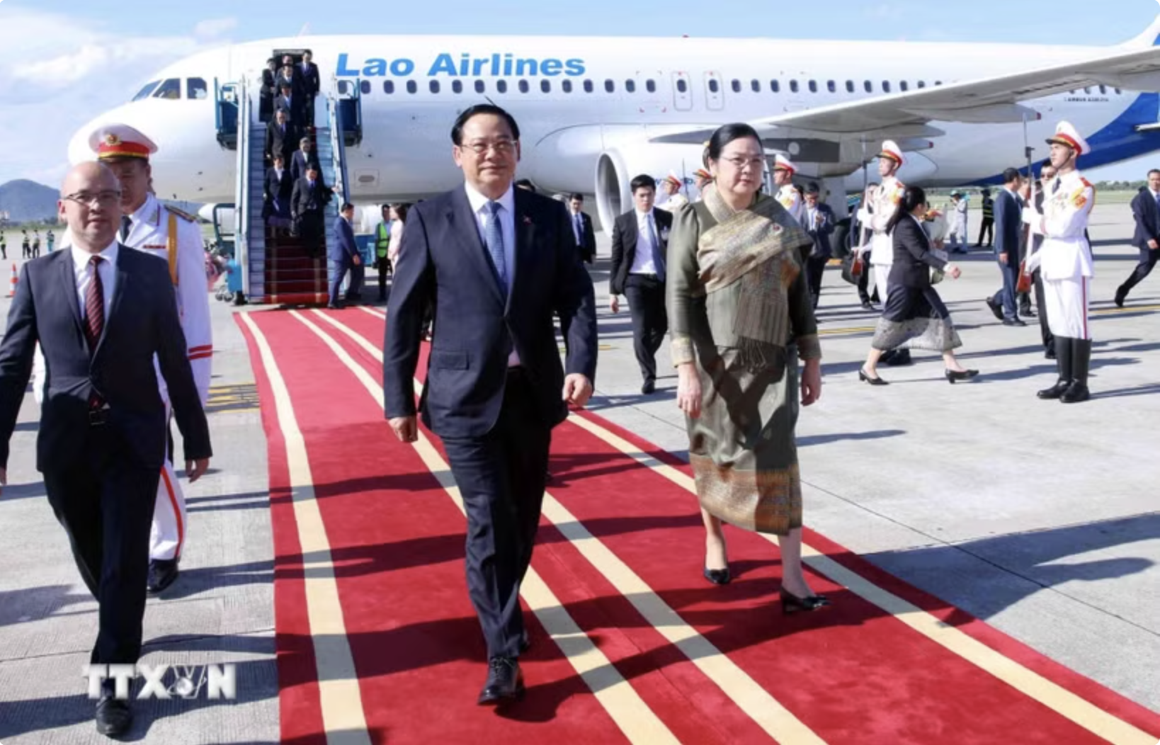 Thủ tướng Lào Sonexay Siphandone đến Hà Nội, bắt đầu thăm chính thức Việt Nam và dự AFF 2026 - Ảnh 1.