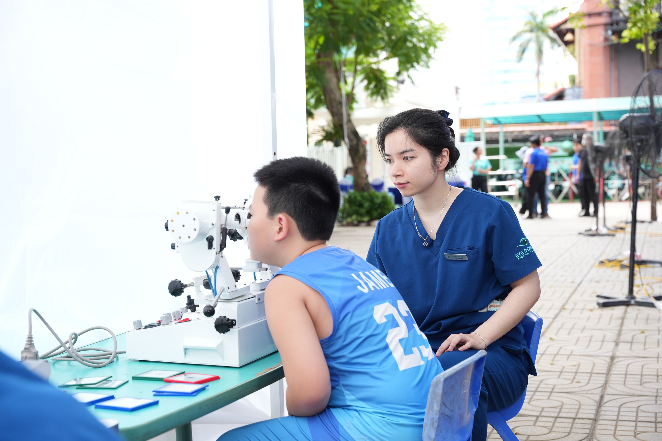 Ngoài đèn học, đâu là nguyên nhân khiến trẻ bị cận thị? - Ảnh 1.