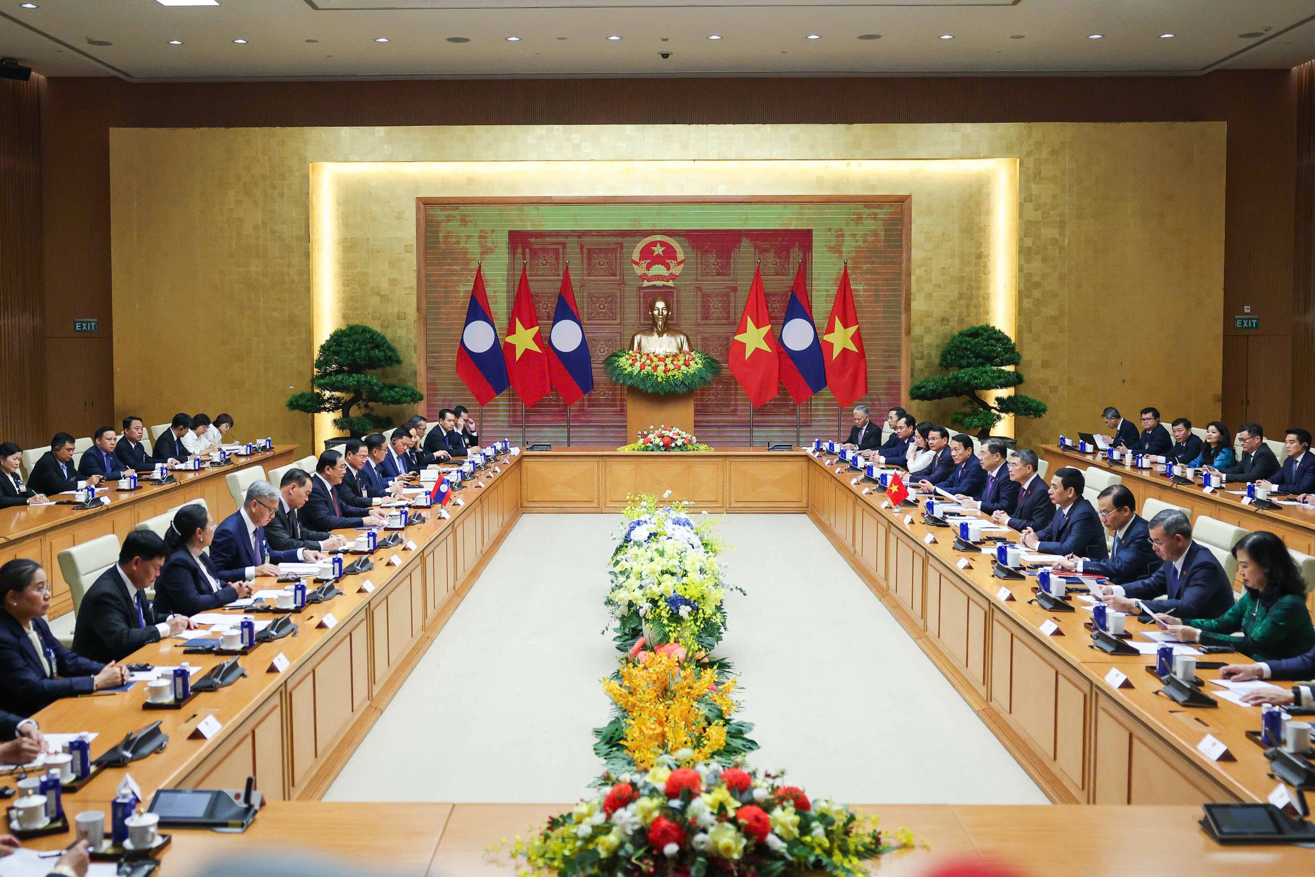 Thủ tướng Lê Minh Hưng và Thủ tướng Lào chứng kiến ký 4 văn kiện hợp tác - Ảnh 2.