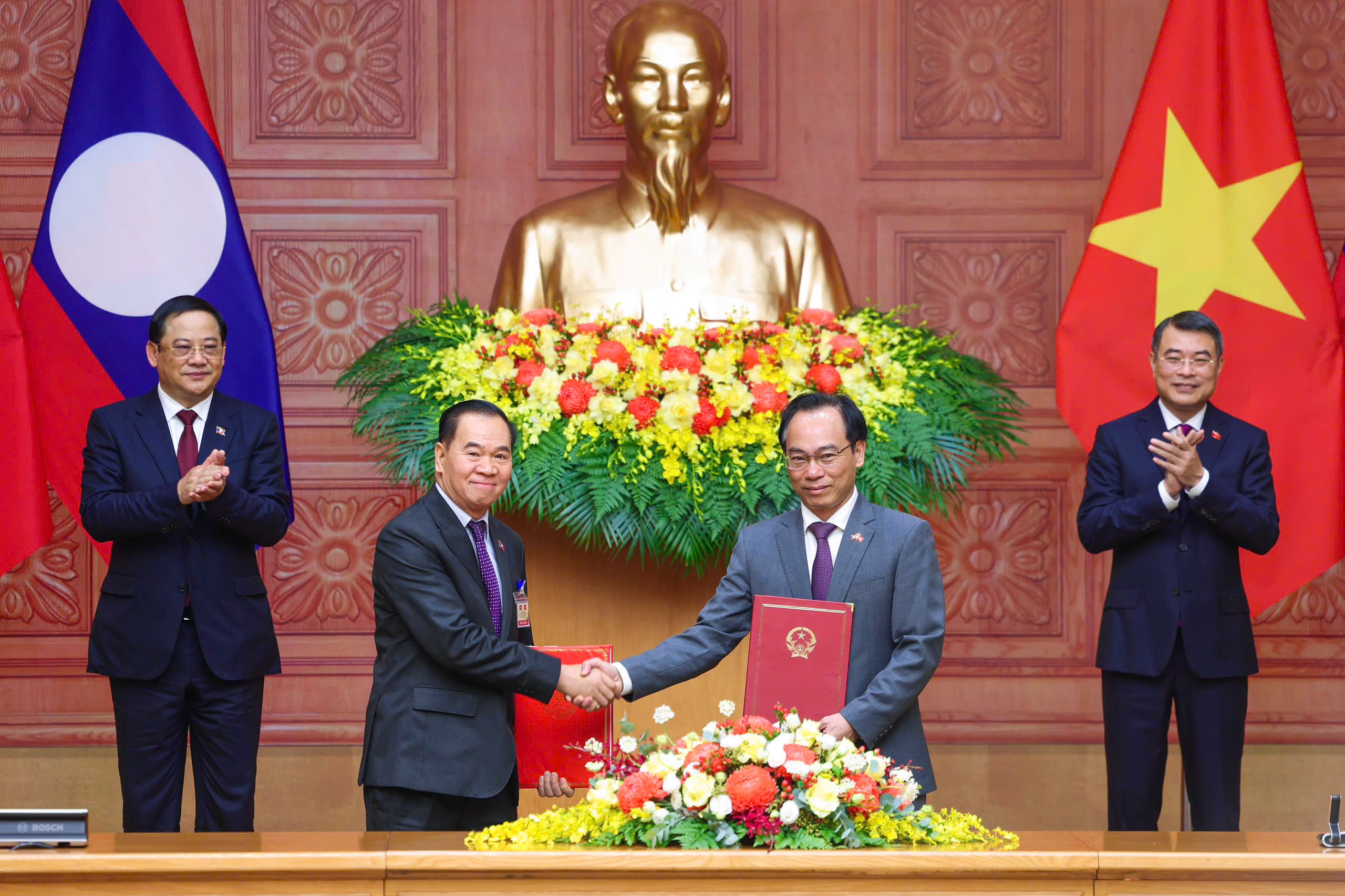 Thủ tướng Lê Minh Hưng và Thủ tướng Lào chứng kiến ký 4 văn kiện hợp tác - Ảnh 3.