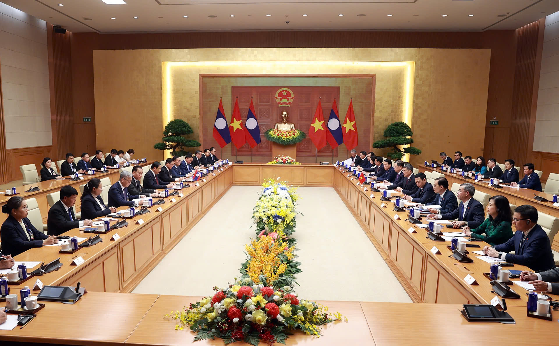 Thủ tướng Lê Minh Hưng và Thủ tướng Lào chứng kiến ký 4 văn kiện hợp tác - Ảnh 15.