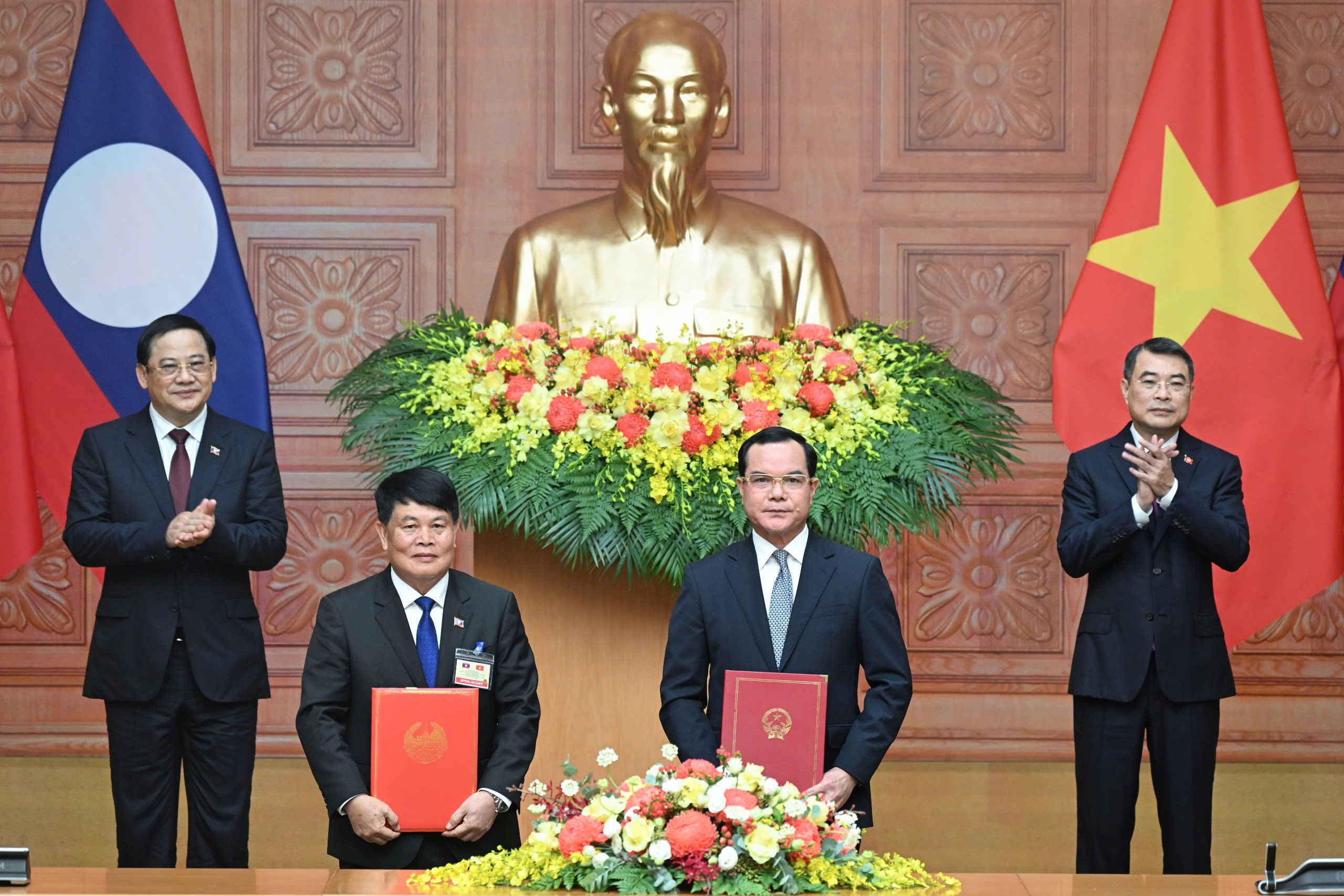 Thủ tướng Lê Minh Hưng và Thủ tướng Lào chứng kiến ký 4 văn kiện hợp tác - Ảnh 18.