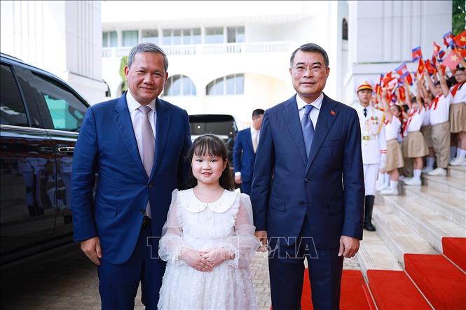 Thủ tướng Campuchia đến Hà Nội, bắt đầu thăm Việt Nam và dự AFF 2026 - Ảnh 3.