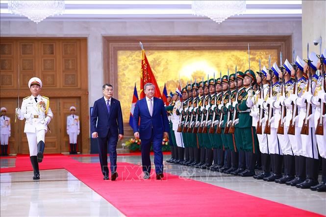 Thủ tướng Campuchia đến Hà Nội, bắt đầu thăm Việt Nam và dự AFF 2026 - Ảnh 1.