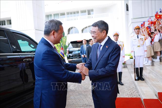 Thủ tướng Campuchia đến Hà Nội, bắt đầu thăm Việt Nam và dự AFF 2026 - Ảnh 2.