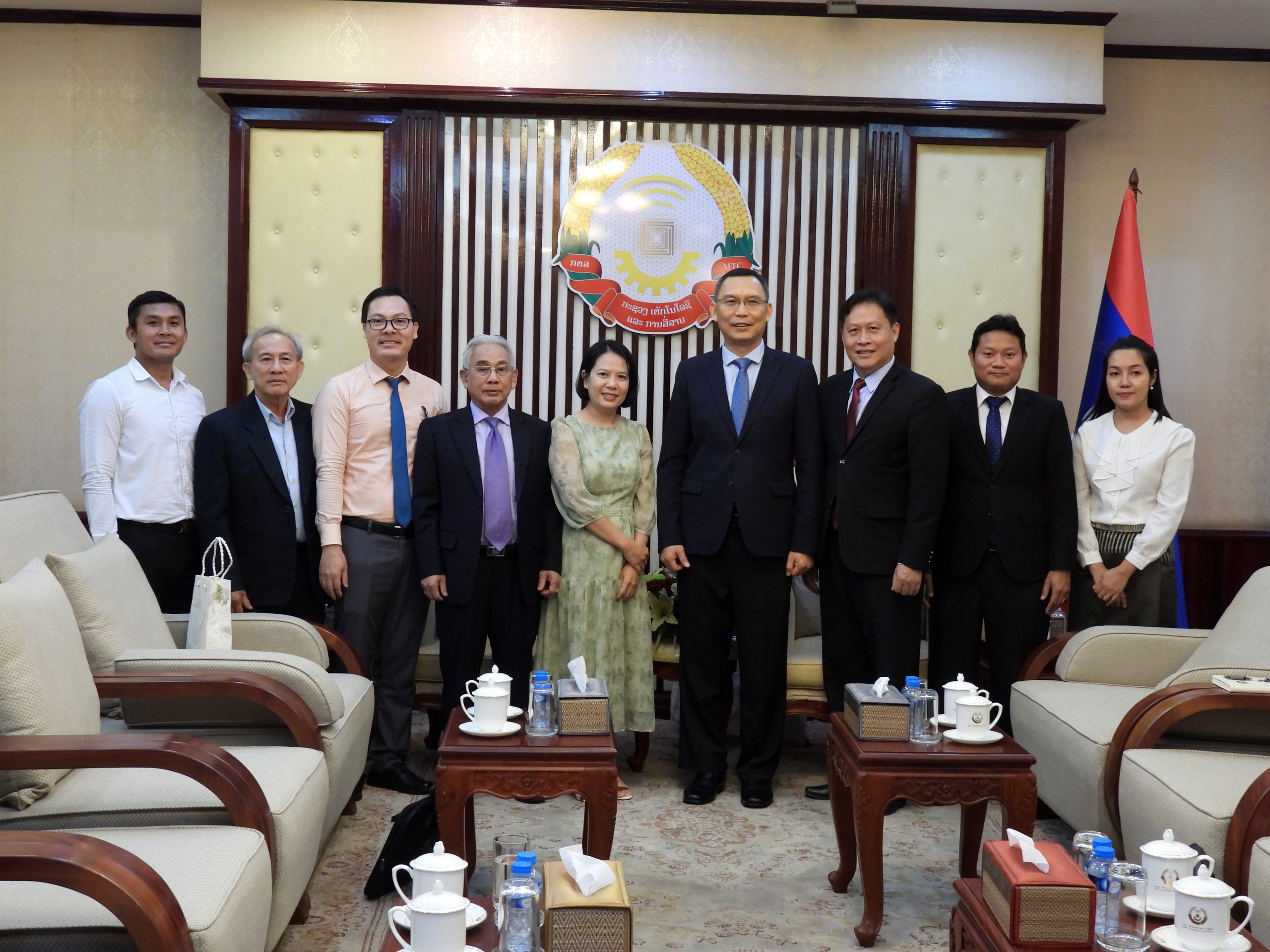 Trường Đại học Cửu Long làm việc với Bộ Công nghệ và Truyền thông Lào - Ảnh 3.