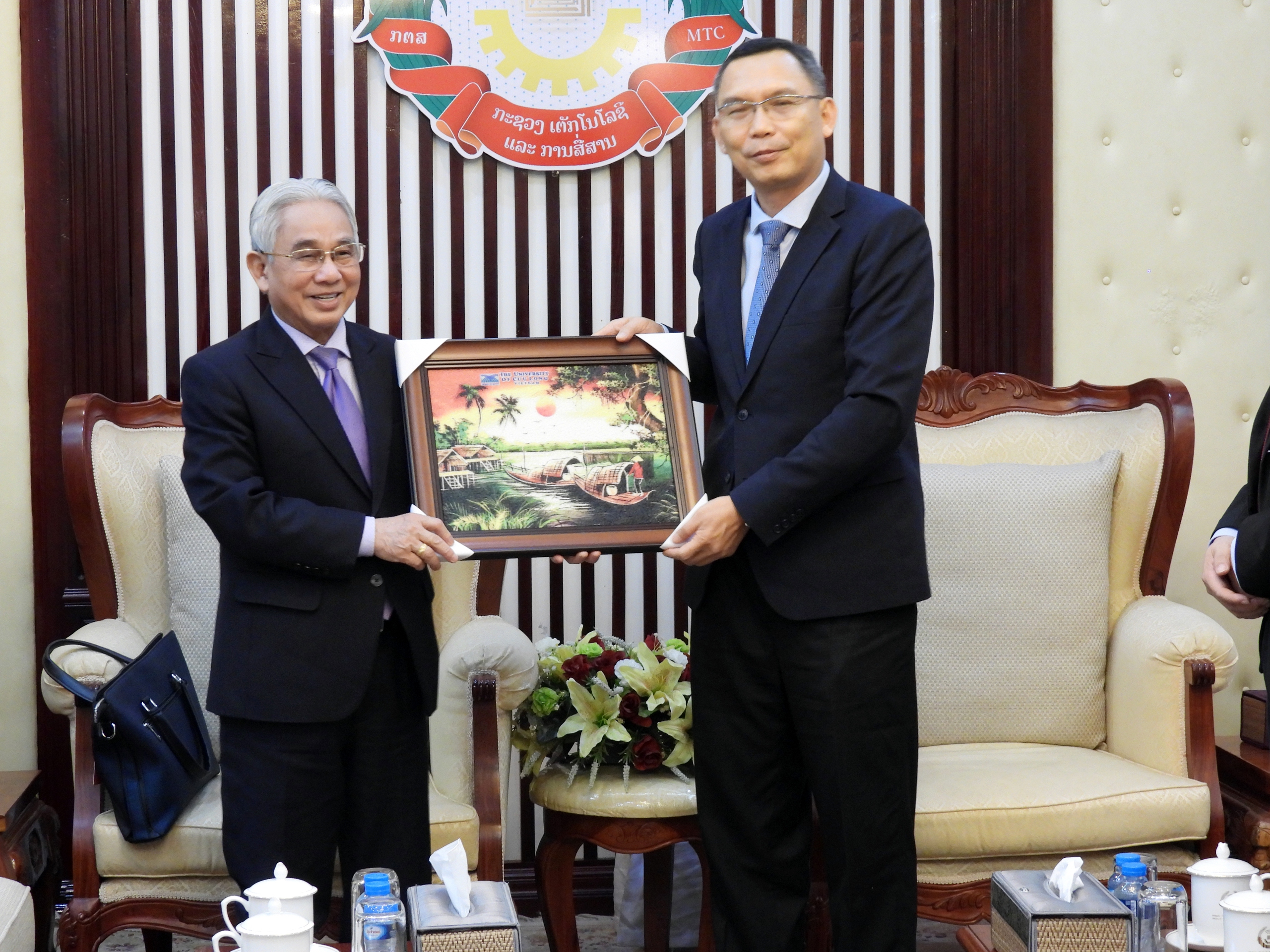 Trường Đại học Cửu Long làm việc với Bộ Công nghệ và Truyền thông Lào - Ảnh 4.