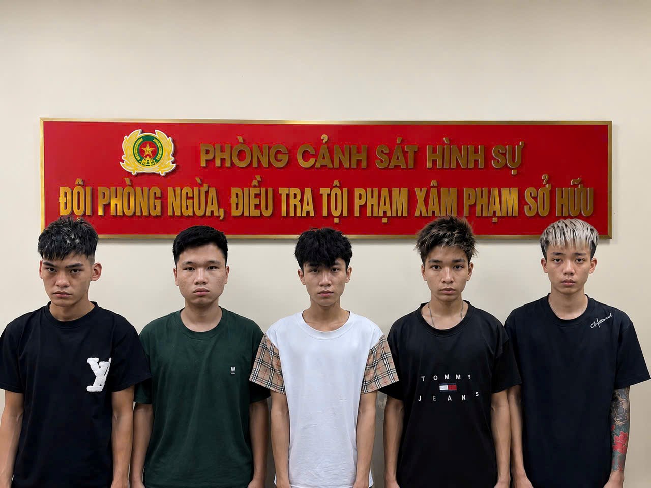Bắt giữ 5 đối tượng cướp xe máy và điện thọai tại Hải Phòng - Ảnh 1. Bắt giữ 5 đối tượng cướp xe máy và điện thọai tại Hải Phòng - Ảnh 1.