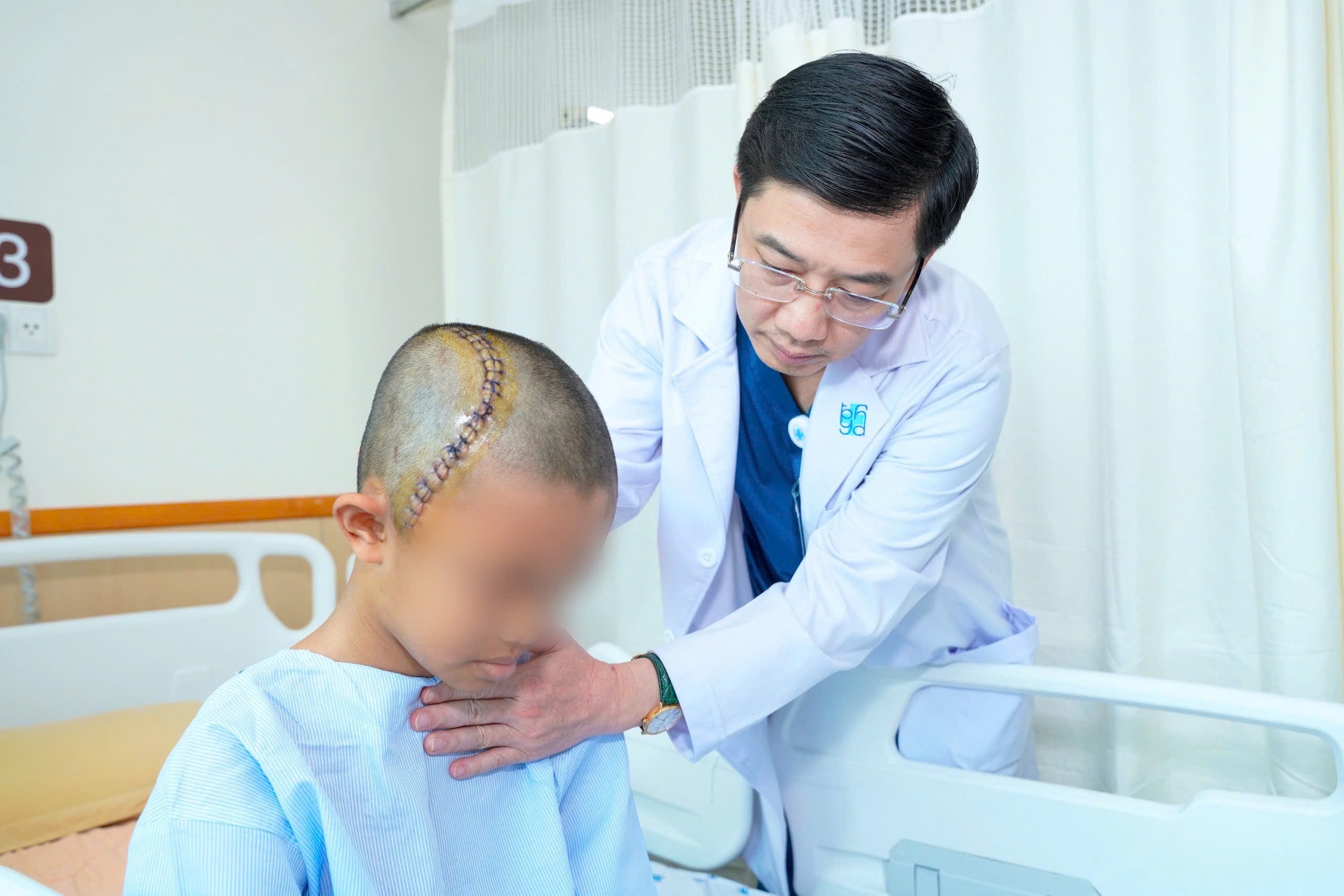 NGƯỜI THẦY THUỐC TRONG TÔI: Cuộc phẫu thuật giữa những lời đối thoại - Ảnh 2.