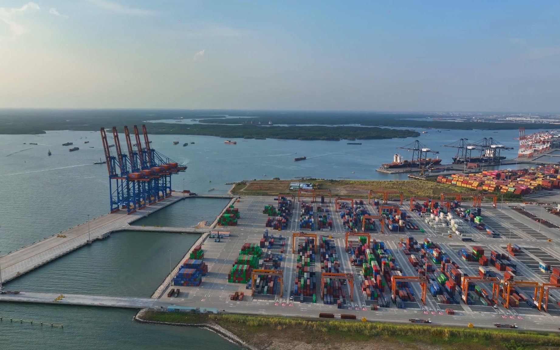 Tăng trưởng kinh tế vùng Đông Nam Bộ: Tháo gỡ nghẽn hạ tầng và thể chế 2026 - Ảnh 2. Tăng trưởng kinh tế vùng Đông Nam Bộ: Tháo gỡ nghẽn hạ tầng và thể chế 2026 - Ảnh 2.