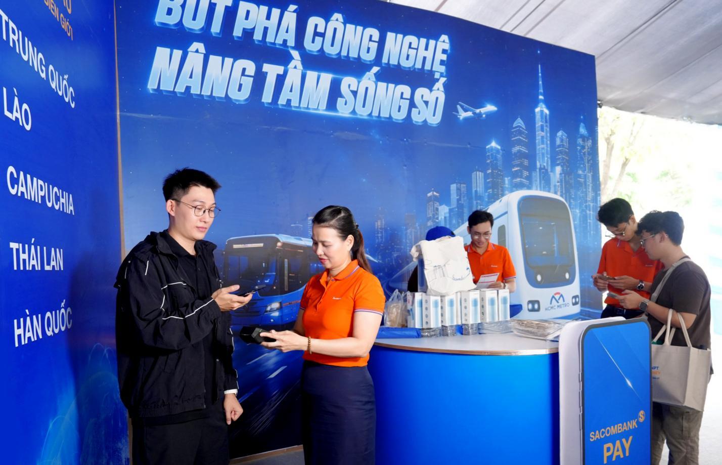 Gian hàng của Sacombank thu hút khách quốc tế tại Lễ hội Tài chính số 2026 - Ảnh 3.